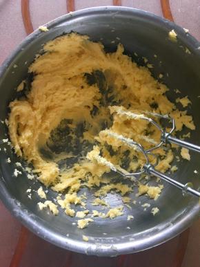 然后再用电动打蛋器将黄油打发至颜色变浅、体积膨大的状态，分3次加入蛋液，用电动打蛋器搅打均匀。