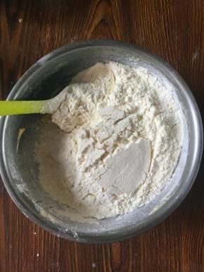 倒入筛好低筋面粉和奶粉，用刮刀翻拌至不见干粉的即可。