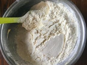 倒入筛好低筋面粉和奶粉，用刮刀翻拌至不见干粉的即可。