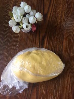 然后将面团装入保鲜袋里，放入冰箱冷1小时。