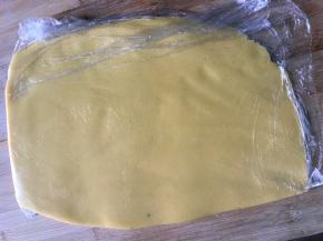 在保鲜袋就可以反面团揉捏均匀，擀成约5mm厚的面片。