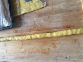 可以慢慢将面坯搓长一些。