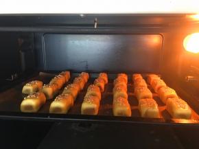 将烤盘放入预热好的烤箱中层，上下火160度约18分钟.