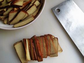 1.	豆腐干先用清水冲洗一下，再切成片，