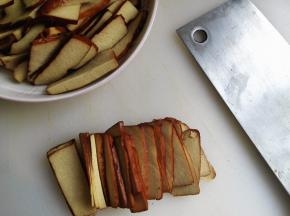 1.	豆腐干先用清水冲洗一下，再切成片，