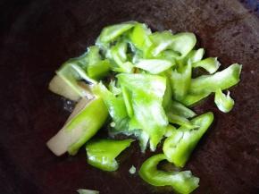 3.	锅里放油，油热后，倒入尖椒，