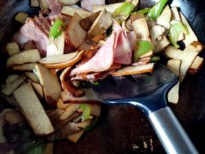 6.	最后倒入培根，翻炒至变色即可，