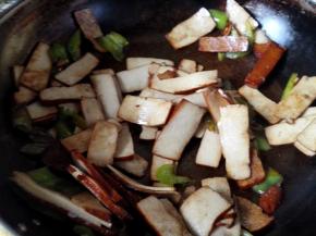 5.	倒入豆腐干，一起翻炒