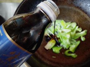 4.	再倒入适量的酱油调味调色，