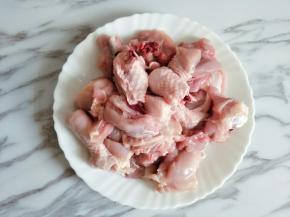 鸡腿洗净剁块，也可以用整鸡来做，个人喜欢鸡腿的口感