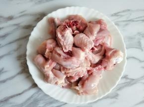 鸡腿洗净剁块，也可以用整鸡来做，个人喜欢鸡腿的口感