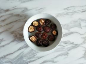 干香菇浸泡一会儿