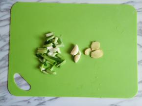葱姜蒜切好
