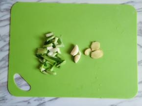 葱姜蒜切好