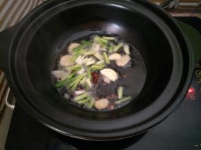 锅里倒适量油，加入葱姜蒜、八角和花椒炒香，喜欢吃辣的可以加些干辣椒一起