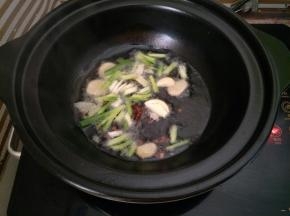 锅里倒适量油，加入葱姜蒜、八角和花椒炒香，喜欢吃辣的可以加些干辣椒一起