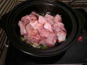 倒入鸡腿肉，加入料酒