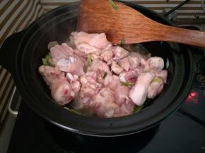 加入盐和白胡椒不断翻炒