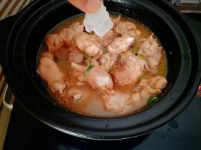 加入适量清水，生抽老抽和冰糖