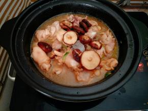 加入香菇，盖上锅盖焖煮15分钟