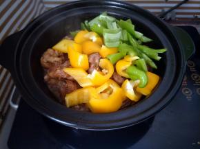 加入青椒彩椒翻炒一下