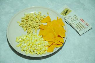 准备好食材，南瓜切薄片。