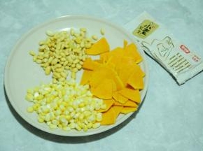 准备好食材，南瓜切薄片。