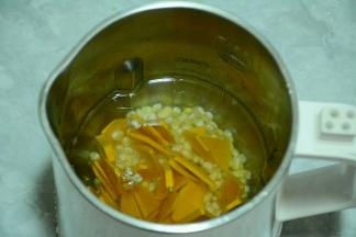 将除小麦胚芽以外的材料加入豆浆机内，加入适量的水。