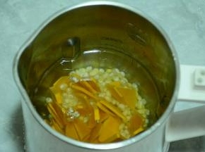 将除小麦胚芽以外的材料加入豆浆机内，加入适量的水。