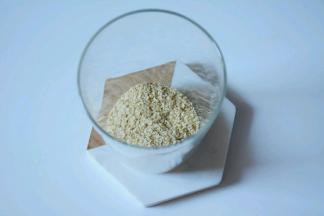 杯中倒入适量吃小麦胚芽。