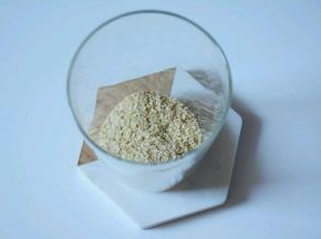 杯中倒入适量吃小麦胚芽。