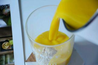 将做好的豆浆倒入杯中，然后将小麦胚芽和豆浆搅动混合均匀就可以啦。