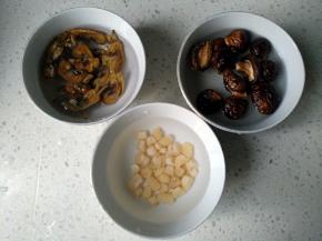 将香菇、干贝和蛏干洗干净，用水浸泡1小时