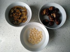 将香菇、干贝和蛏干洗干净，用水浸泡1小时
