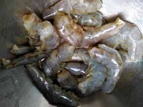 将鲜虾洗干净，去头掐尾，去除虾线