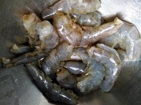 将鲜虾洗干净，去头掐尾，去除虾线
