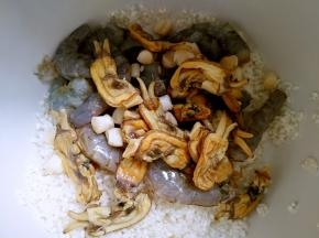 加入泡好的蛏干和干贝