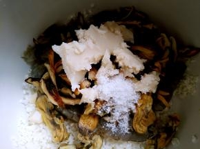 加入适量猪油和盐