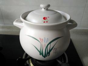 将砂锅放上燃气灶