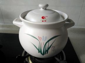 将砂锅放上燃气灶