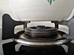 开锅后，转小火，再煮5分钟即可关火，焖20分钟，用砂锅的余温将粥焖熟