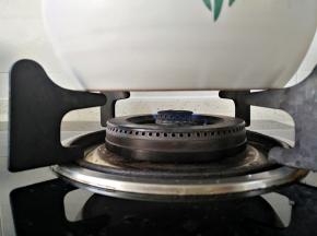 开锅后，转小火，再煮5分钟即可关火，焖20分钟，用砂锅的余温将粥焖熟
