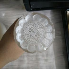 模具薄薄的撒一层粉防粘