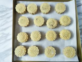 放入模具，挤出花形