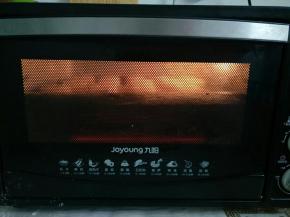 烤箱提前预热，月饼表面喷少许水放入烤箱200度烤5分钟定型取出，薄薄的刷一层蛋液，再放入烤箱180度烤15分钟左右