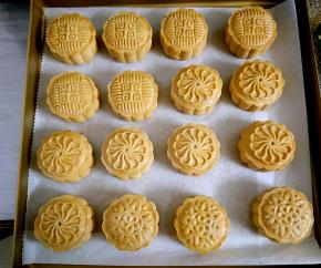 刚出炉月饼是软的，凉了之后就变硬了