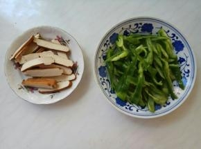豆干切成粗条。
青椒洗净去除两头，剔除里面的弦，及籽，再切成宽丝。