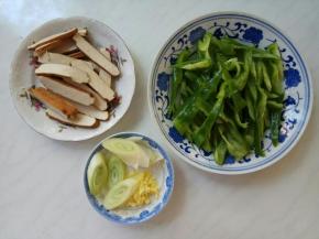 切葱花及姜末。