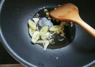 热锅倒油，下葱花、姜末爆香。