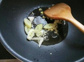 热锅倒油，下葱花、姜末爆香。